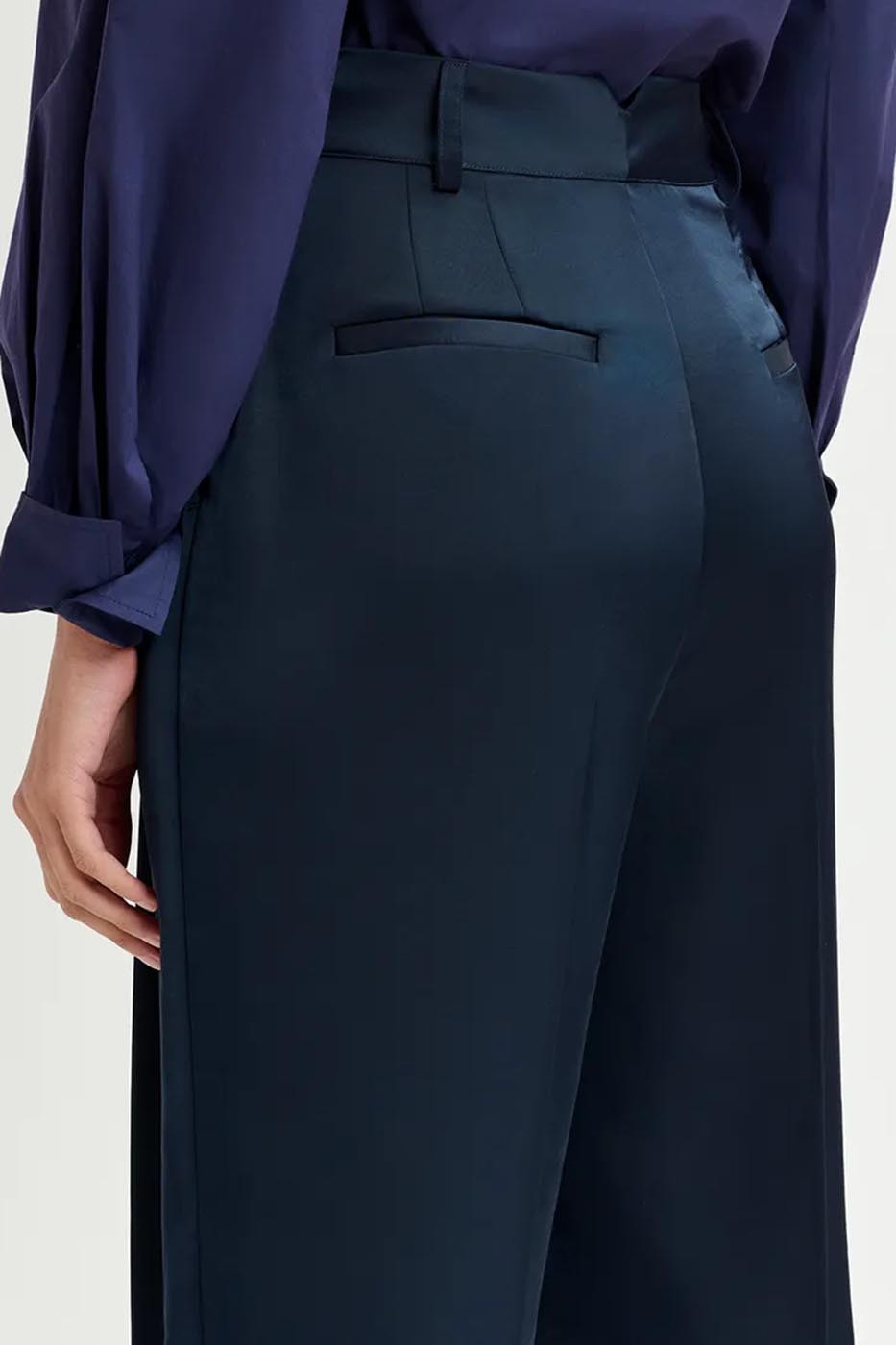 Pantalon fuselé en satin bleu marine