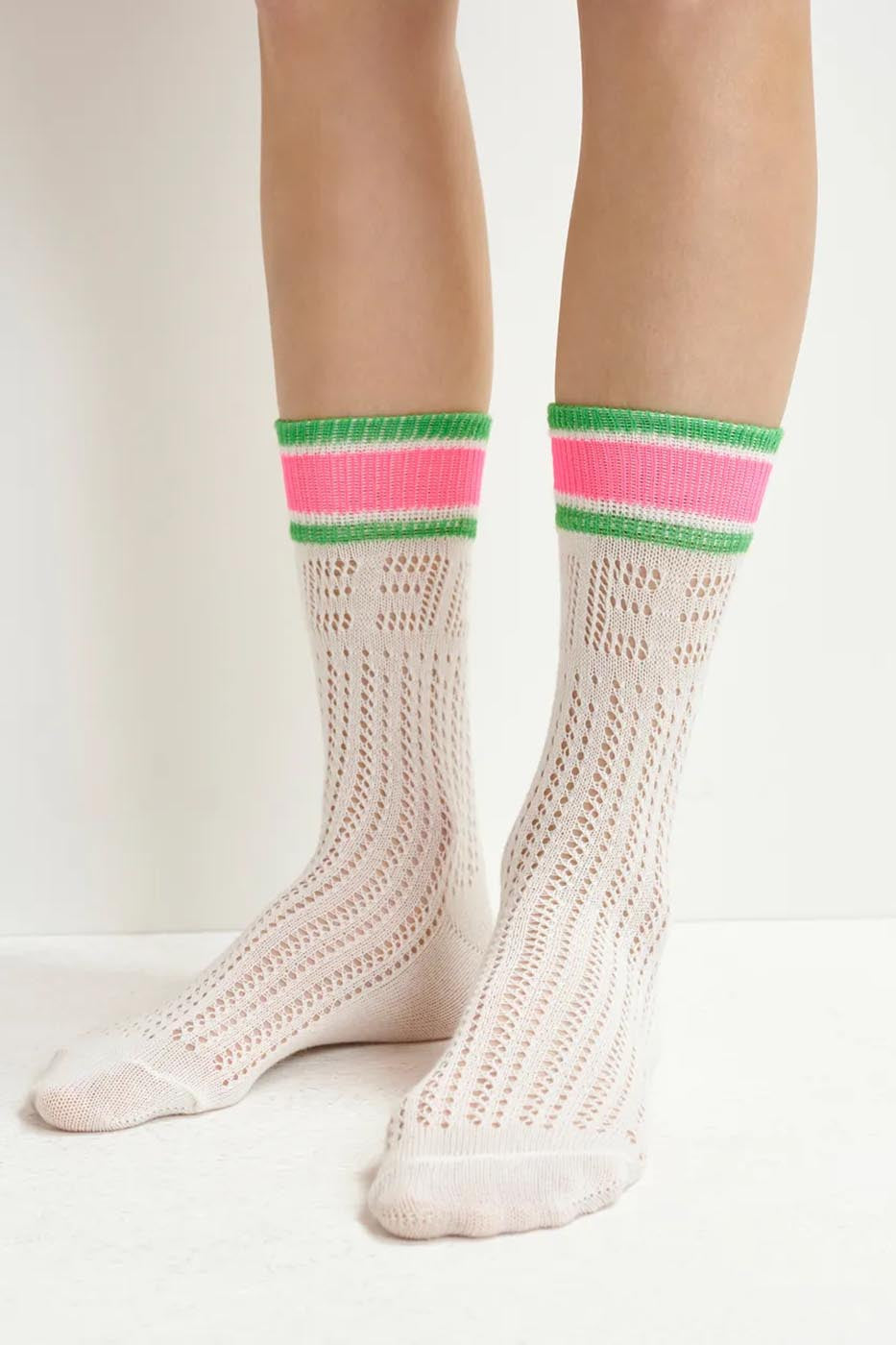 Chaussettes en point dentelle blanc cassé, roses et vertes à rayures et E
