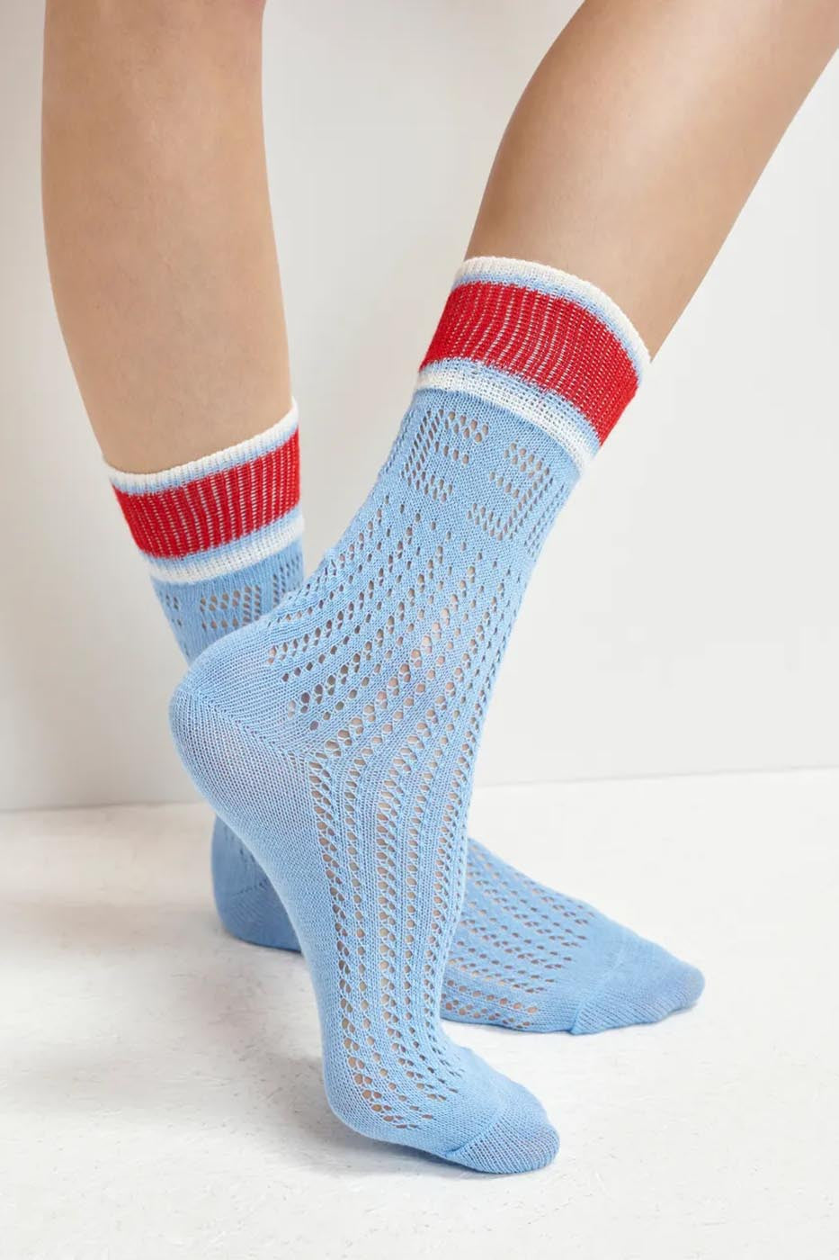 Chaussettes en point dentelle bleues, rouges et blanches à rayures et E