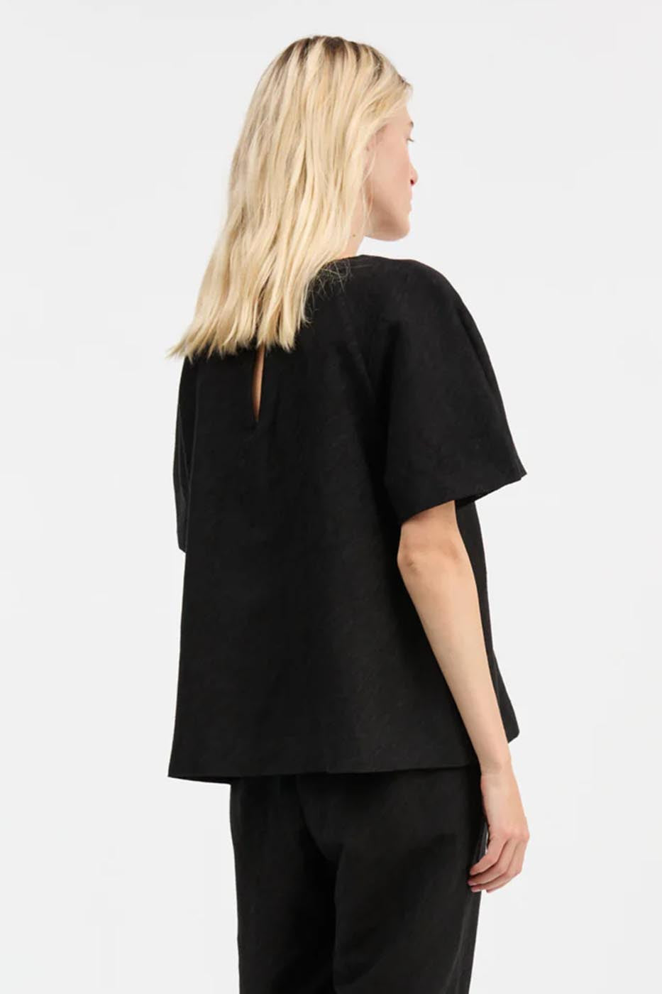 Nila tee
