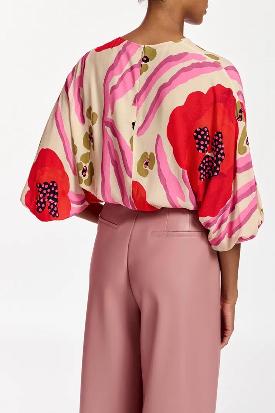 Top abstrait écru, rouge et rose à manches chauve-souris