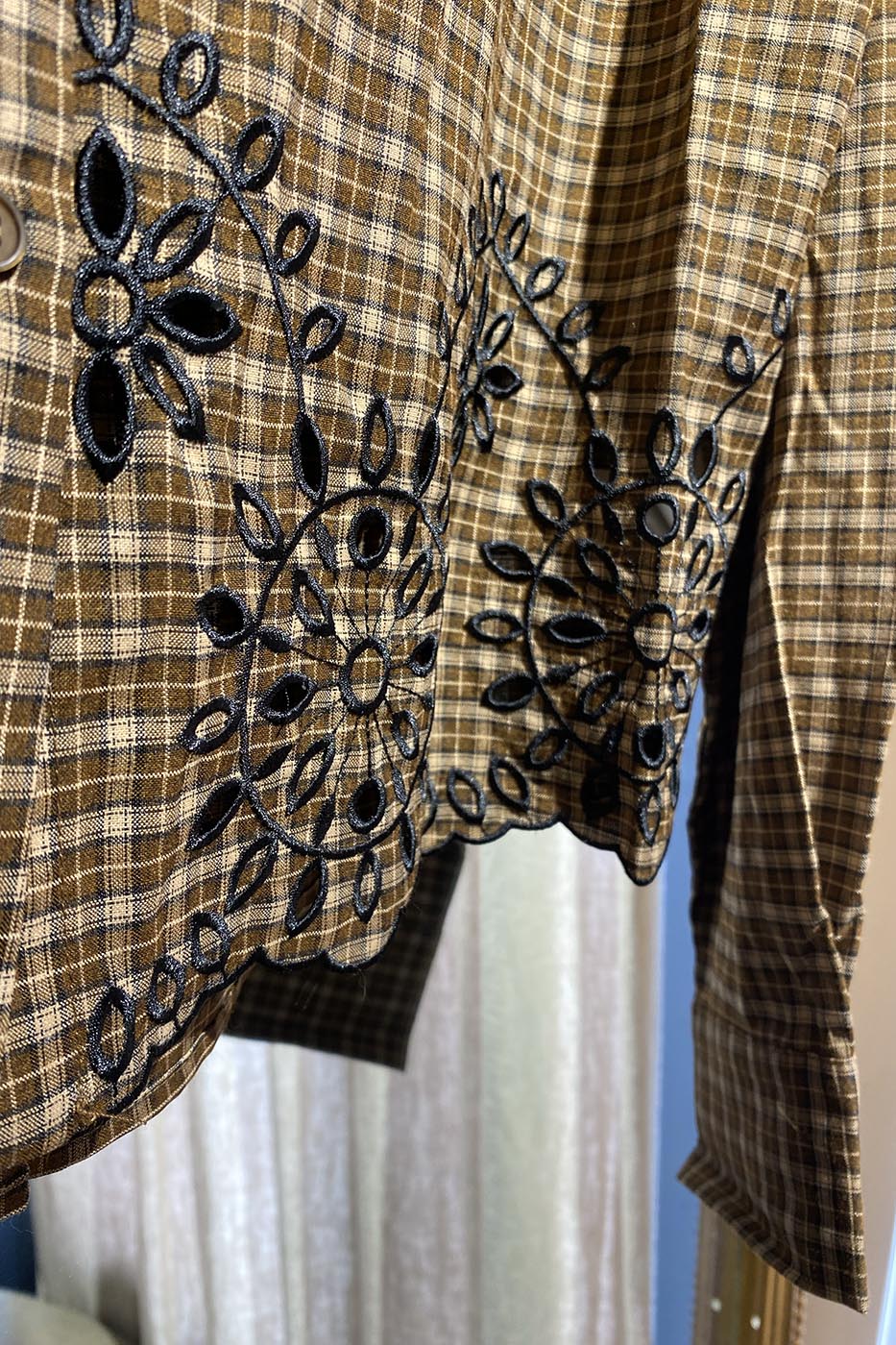 Chemise à carreaux brodée