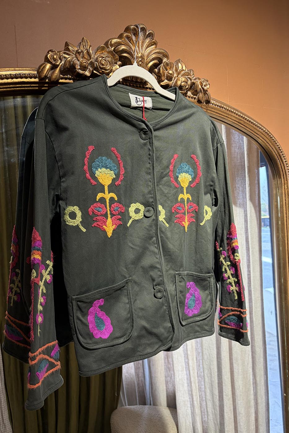 Veste brodée à motifs colorés