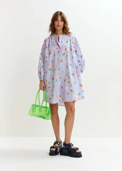 Robe genou bleu clair à col mandarin et ornements verts et orange