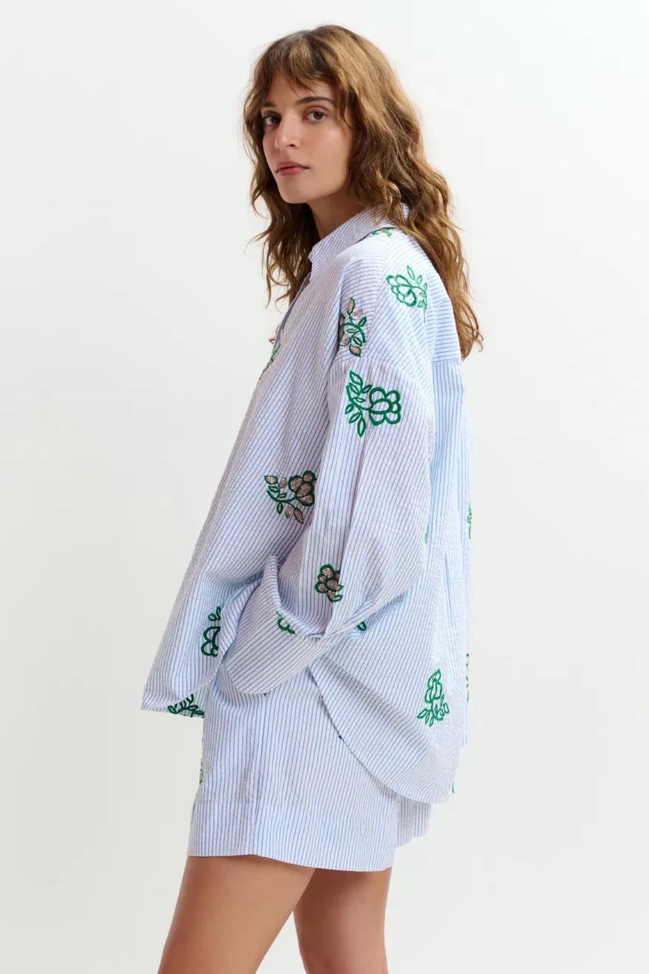 Chemise en coton blanche à fleurs