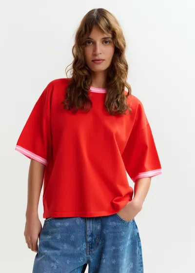 T-shirt court en maille rouge à bord rose