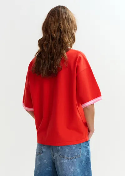 T-shirt court en maille rouge à bord rose