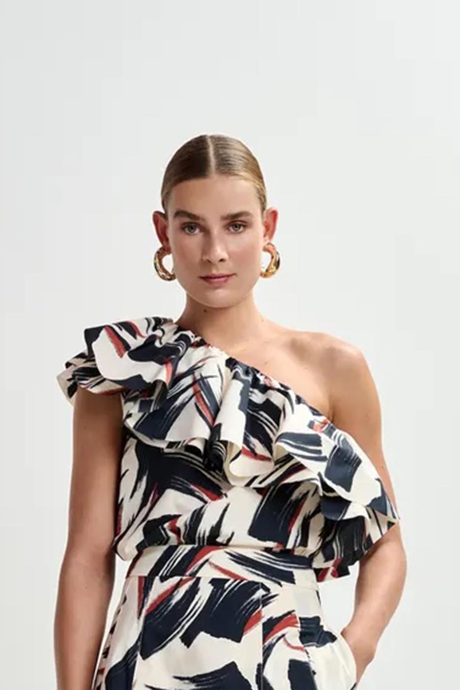 Top asymétrique à volant blanc cassé, noir et brun