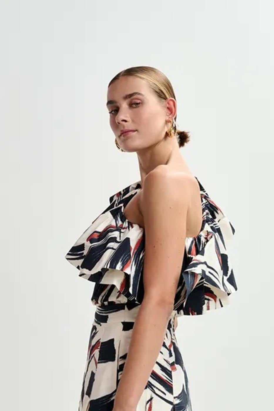 Top asymétrique à volant blanc cassé, noir et brun