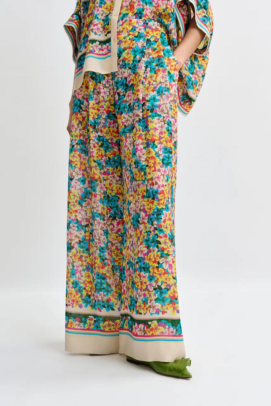 Pantalon large en soie mélangée à imprimé fleuri violet, rouge et multicolore