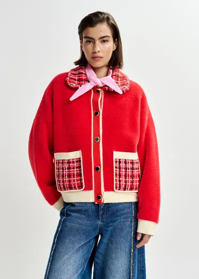 Cardigan texturé rouge et blanc cassé à col et poches plaquées roses et noirs