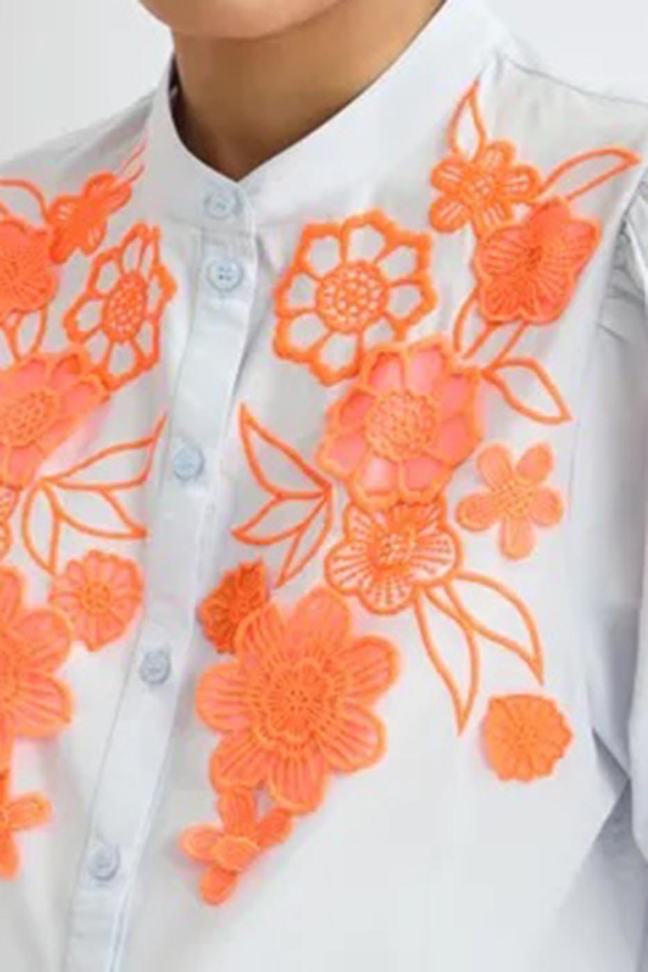 Chemise bleu clair et orange à col mandarin et fleurs appliquées