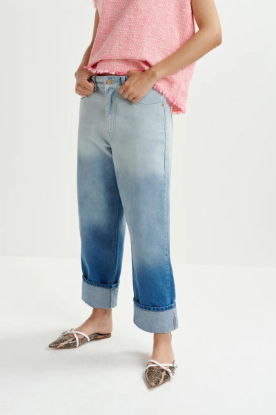 Jean boyfriend bleu à revers et tie-dye