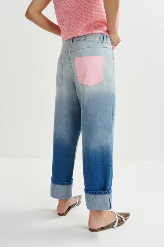 Jean boyfriend bleu à revers et tie-dye