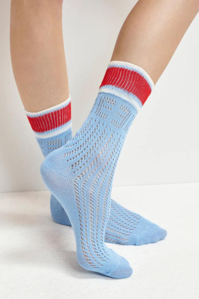Chaussettes en point dentelle bleues, rouges et blanches à rayures et E