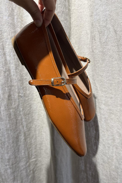 Ballerine vernis cognac