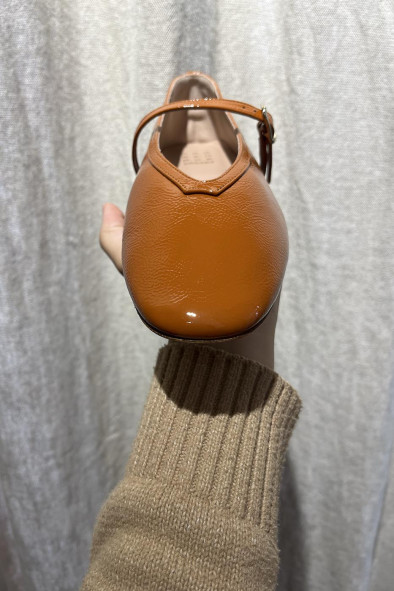Ballerine vernis cognac