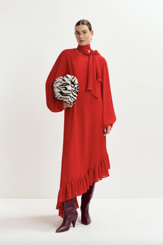 Robe longue rouge avec ourlet asymétrique