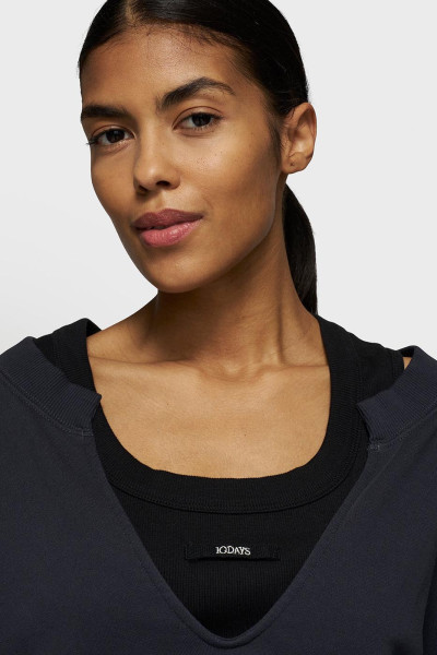 V-Neck double sweater 2