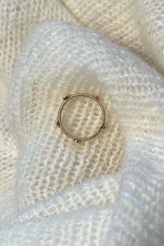 Bague clou en corde de basse plate