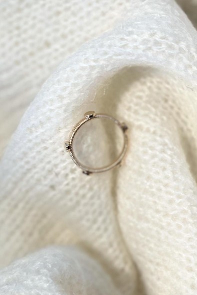 Bague clou en corde de basse plate