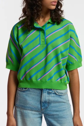 Polo en tricot vert, bleu et lilas à rayures