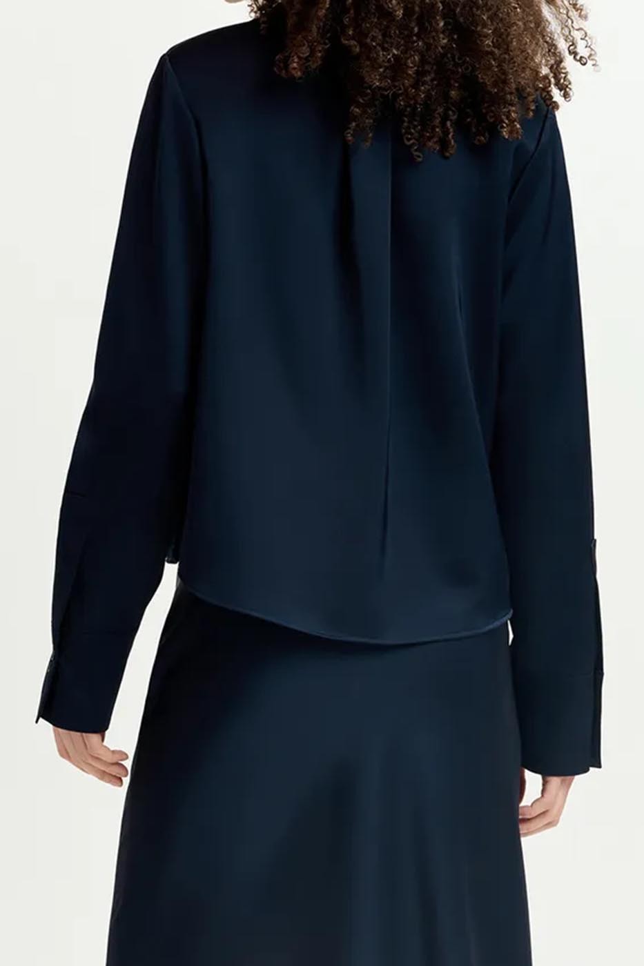 Chemise en satin bleu marine à épaulettes