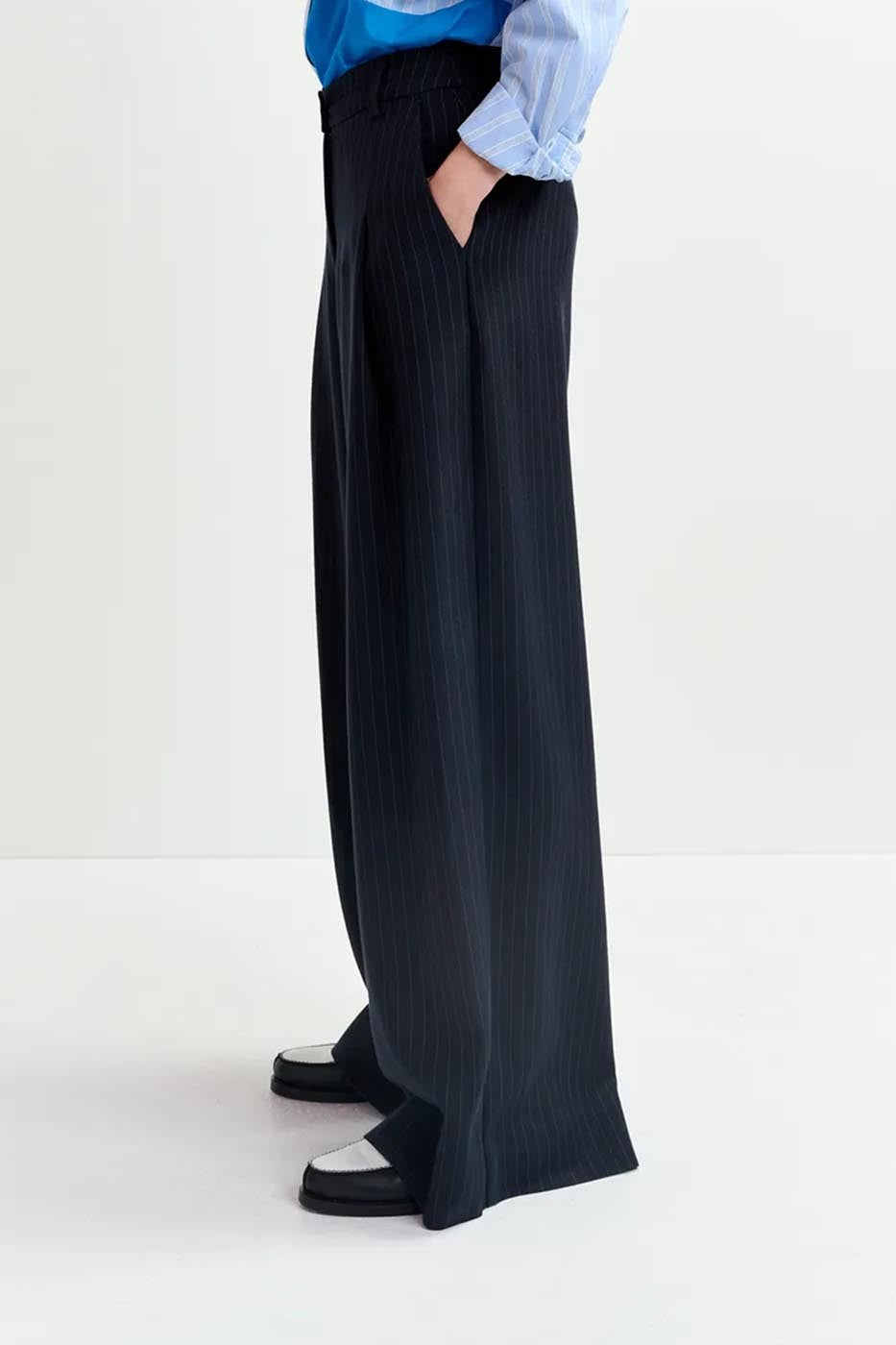 Pantalon large bleu marine à fines rayures