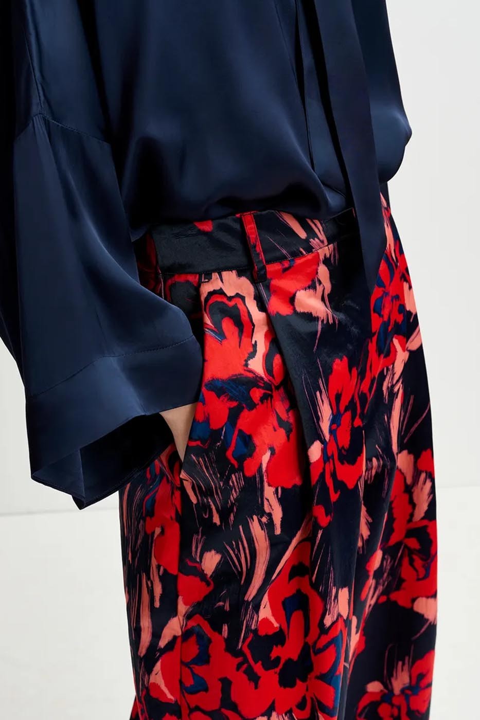 Pantalon large en satin bleu marine à imprimé fleuri