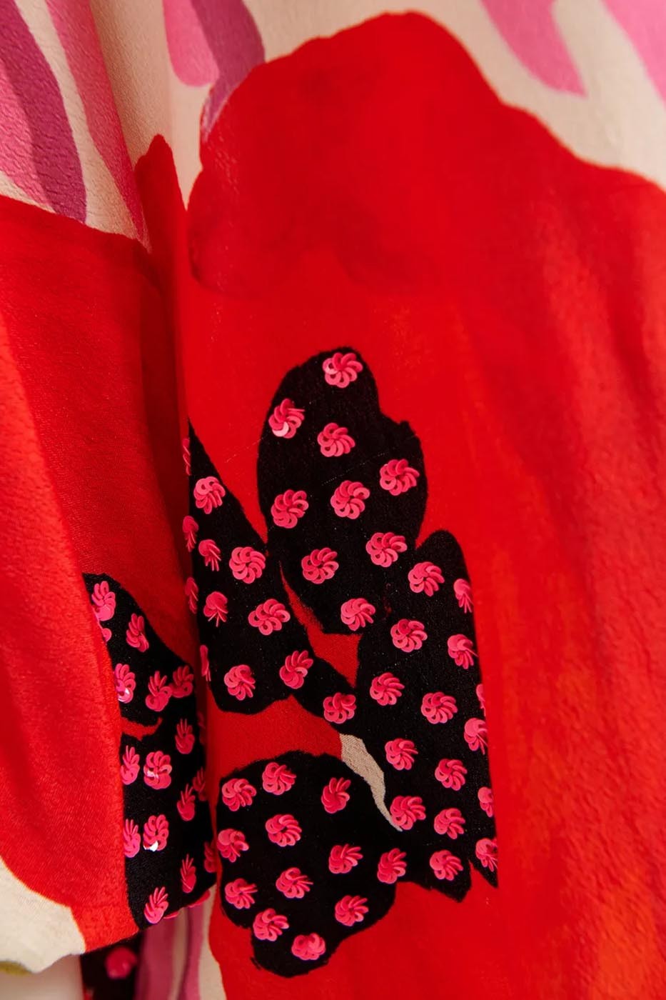 Top abstrait écru, rouge et rose à manches chauve-souris