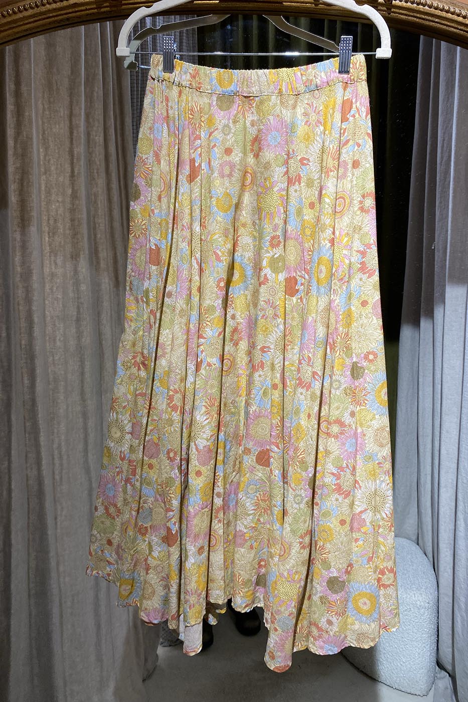 Jupe à fleurs jaune