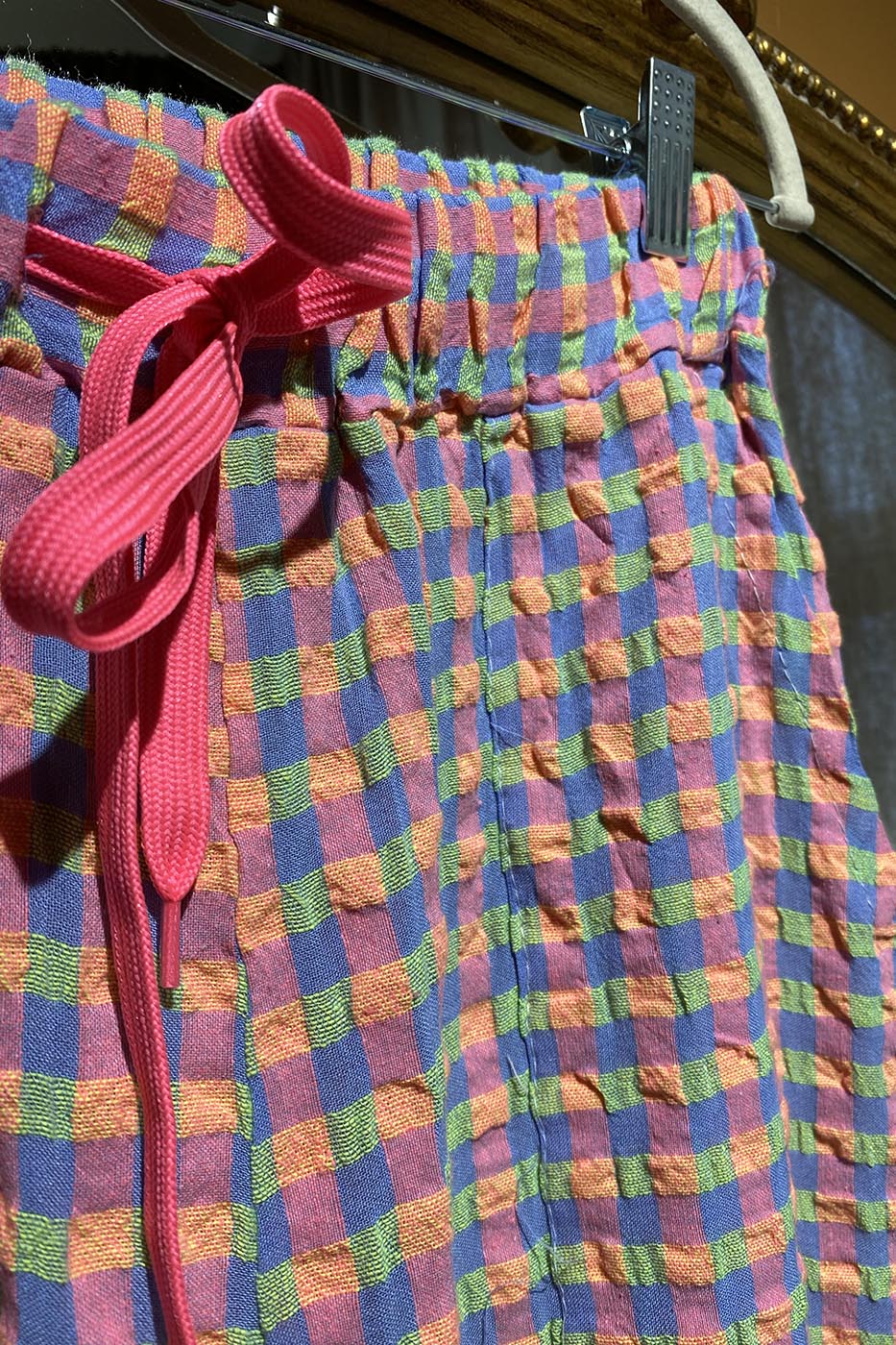 Pantalon a carreaux violet et rose
