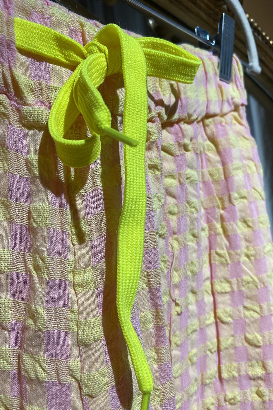 Pantalon a carreaux jaune et rose