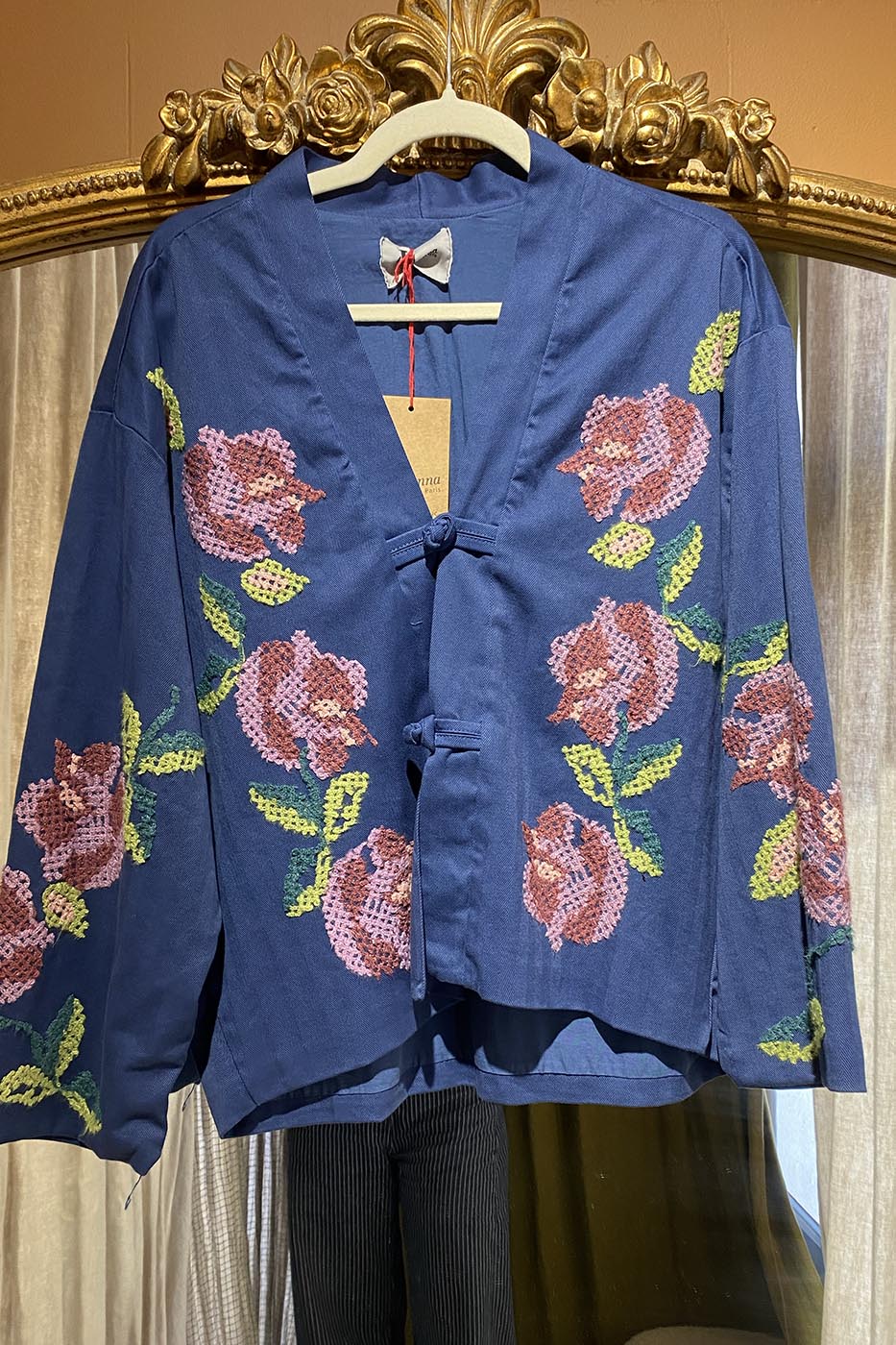 Veste kimono bleue à fleurs brodées