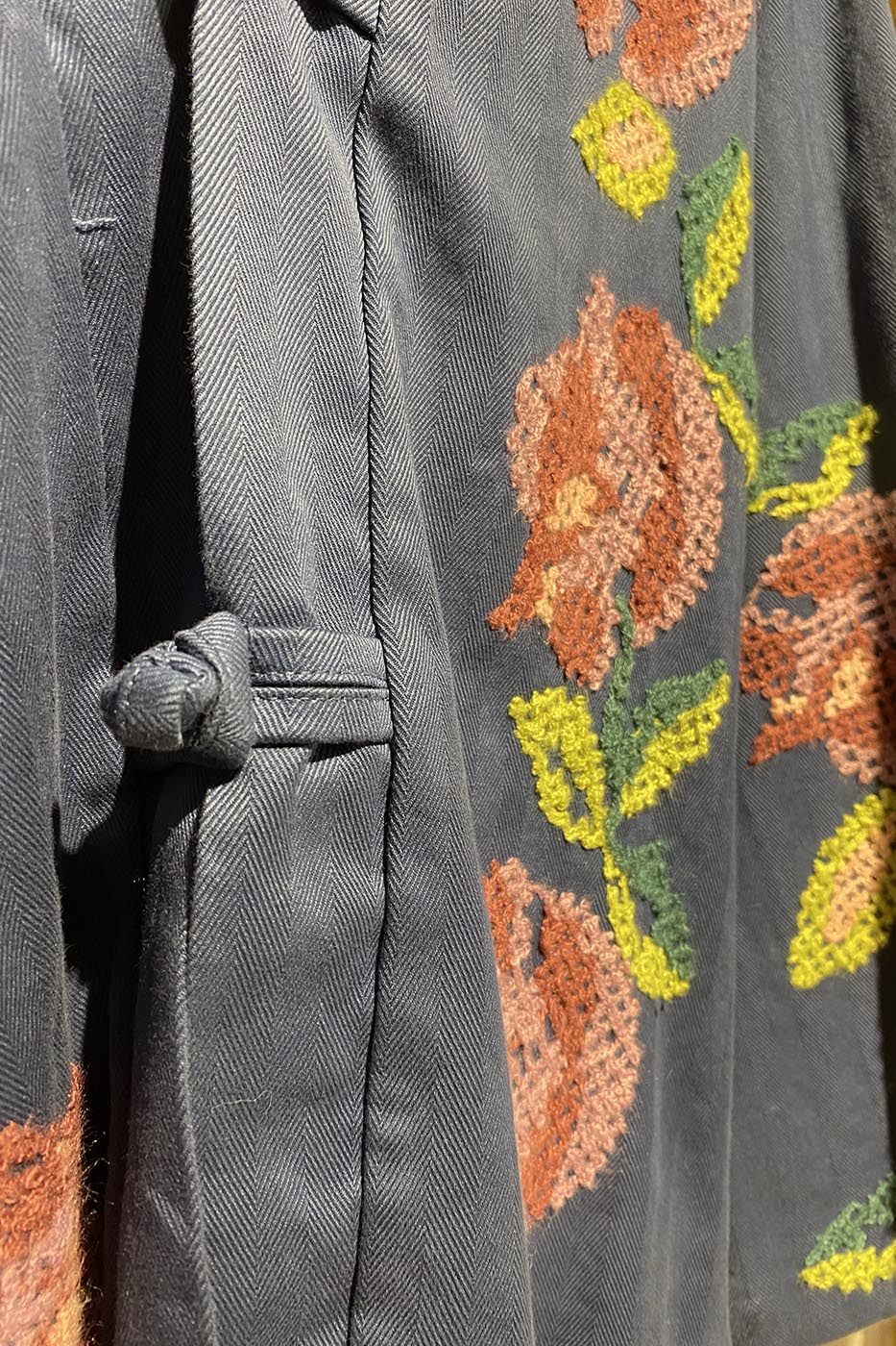 Veste kimono bleue à fleurs brodées