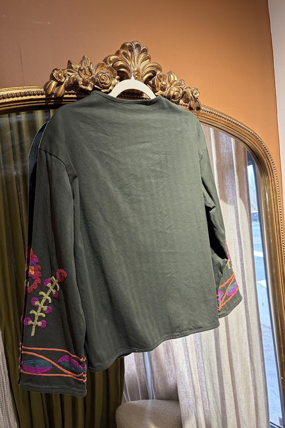 Veste brodée à motifs colorés