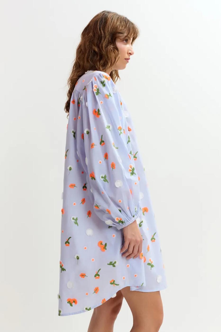 Robe genou bleu clair à col mandarin et ornements verts et orange