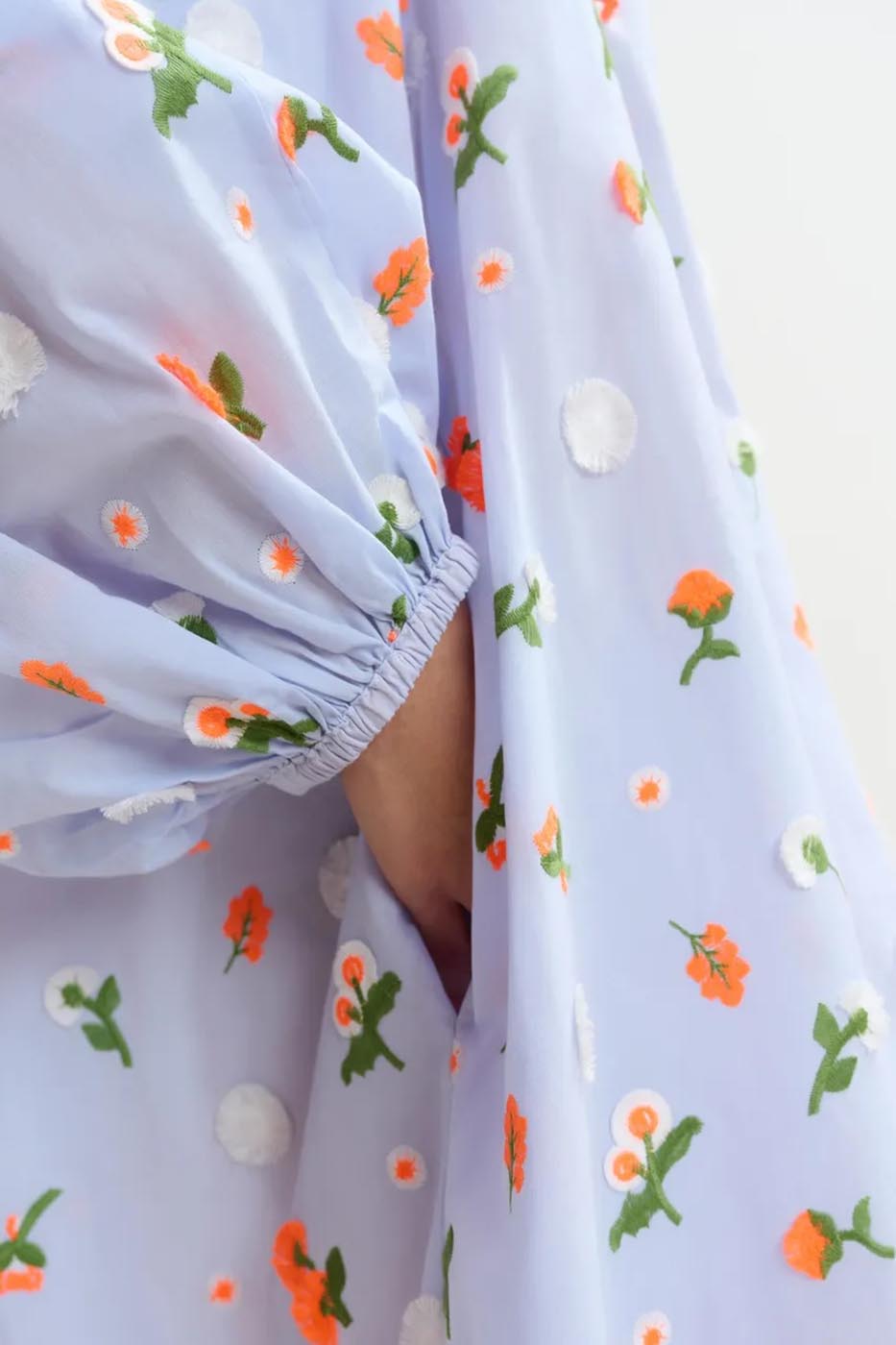 Robe genou bleu clair à col mandarin et ornements verts et orange