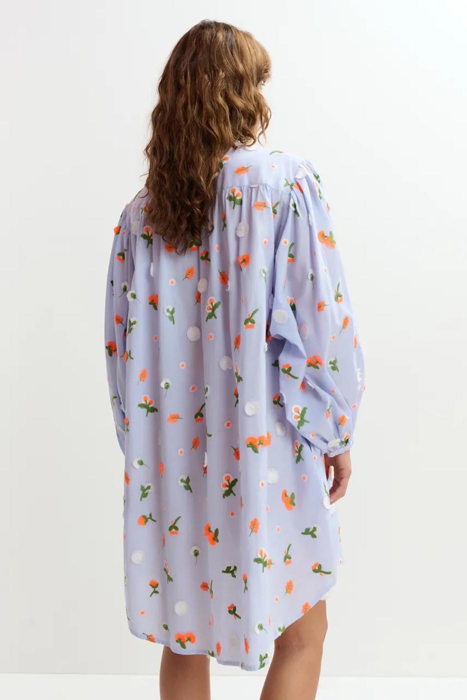 Robe genou bleu clair à col mandarin et ornements verts et orange