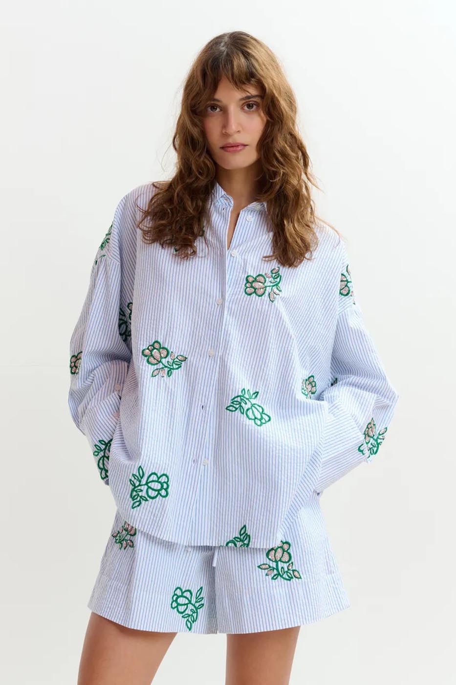 Chemise en coton blanche à fleurs