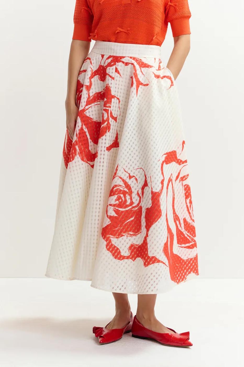 Jupe mi-longue plissée blanc cassé et rouge à fleurs