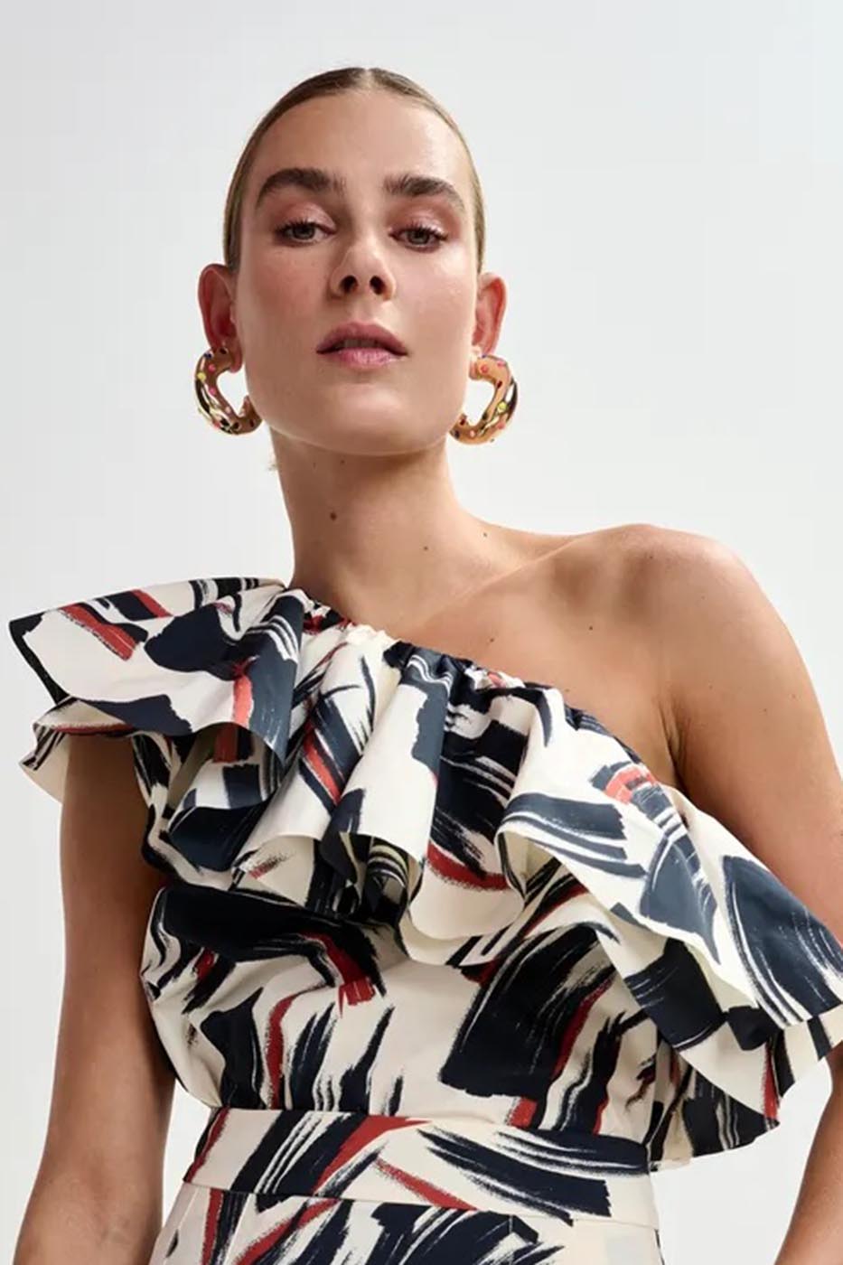 Top asymétrique à volant blanc cassé, noir et brun