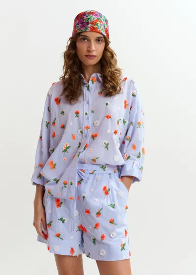 Chemise en coton bleu clair à fleurs brodées vertes et orange