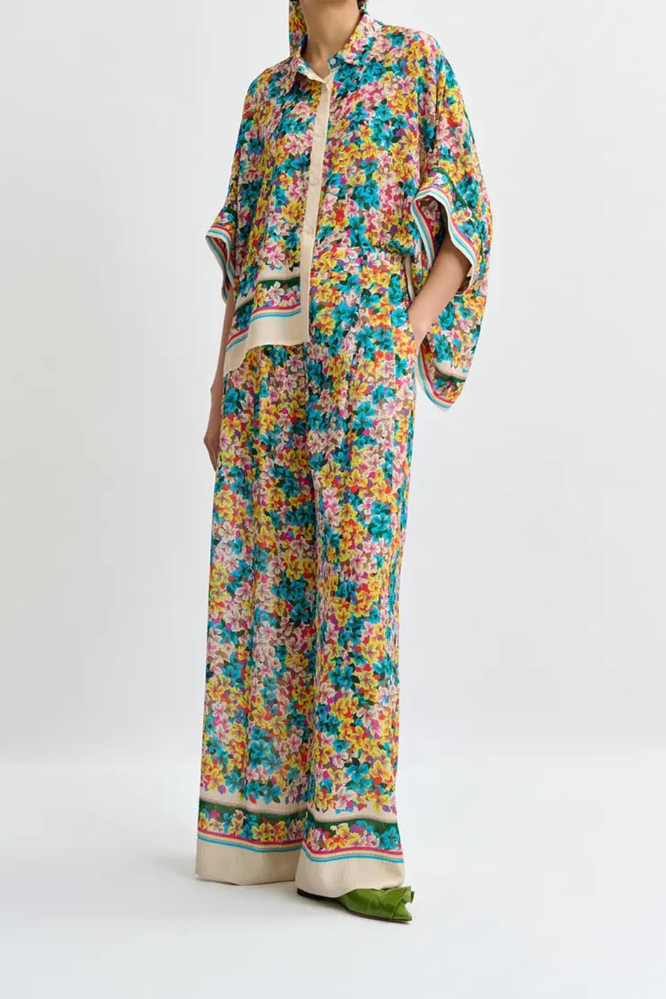 Pantalon large en soie mélangée à imprimé fleuri violet, rouge et multicolore