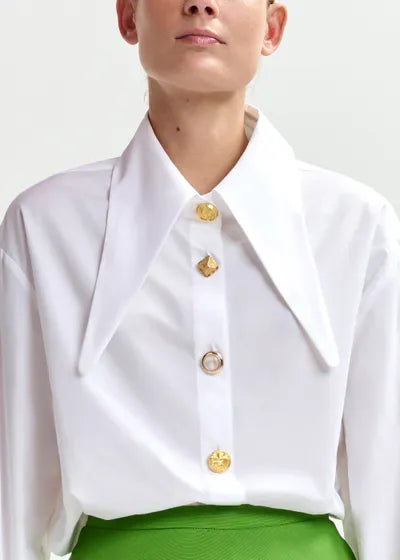 Chemise blanche à pointes de col allongées et boutons dépareillés