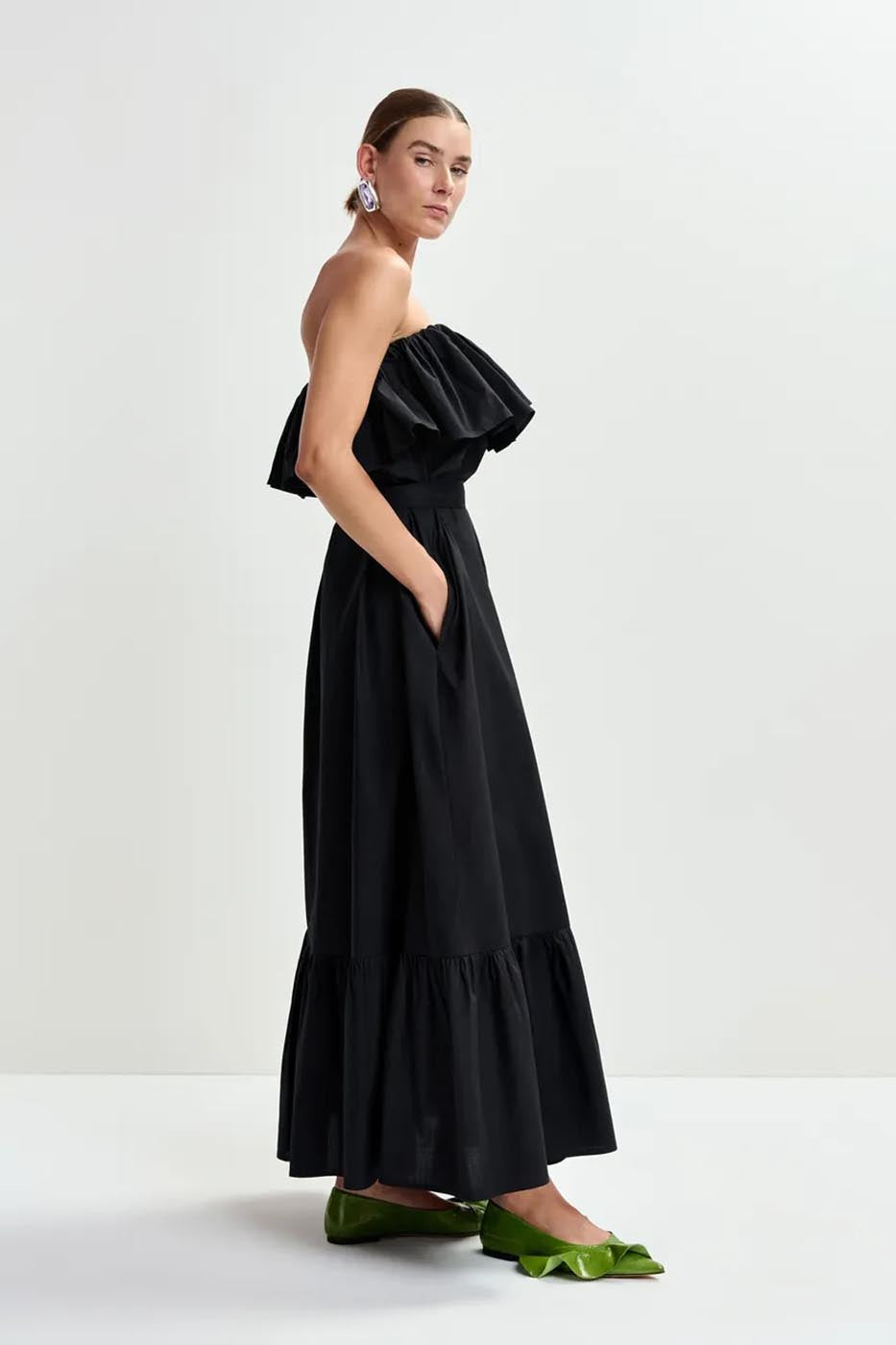 Longue robe bustier à volants noire